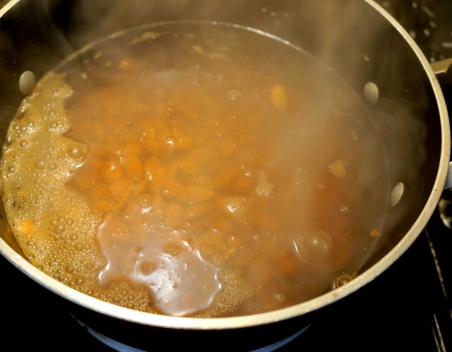 almond-flour-blanching-boil