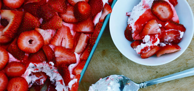 How to make a brazilian strawberry cream dessert